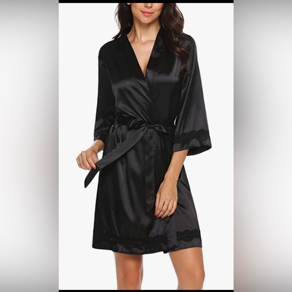 ❤️ SOLD ❤️ Bridesmaid Robe Black Satin Robe Wedding Party Bridesmaid - Picture 1 of 6